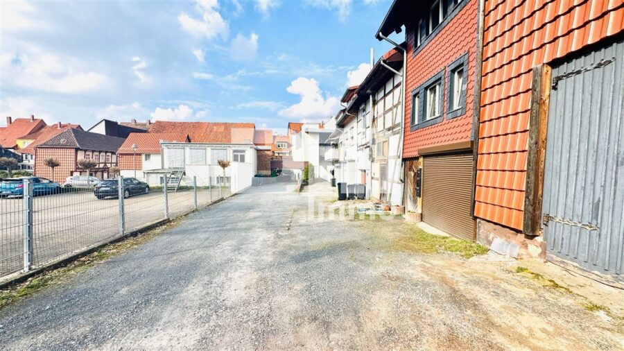 Historisches Fachwerk-Ensemble mit Renditepotenzial in zentraler Lage von Northeim - Zufahrt Rückseite